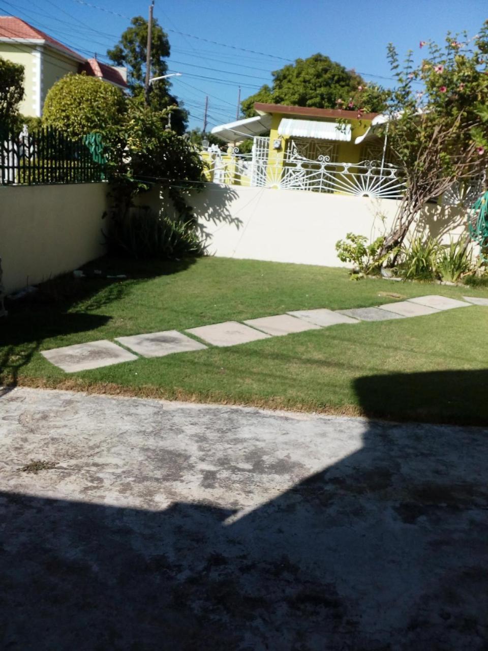 Cozy & Comfy Apartment Portmore Exterior photo