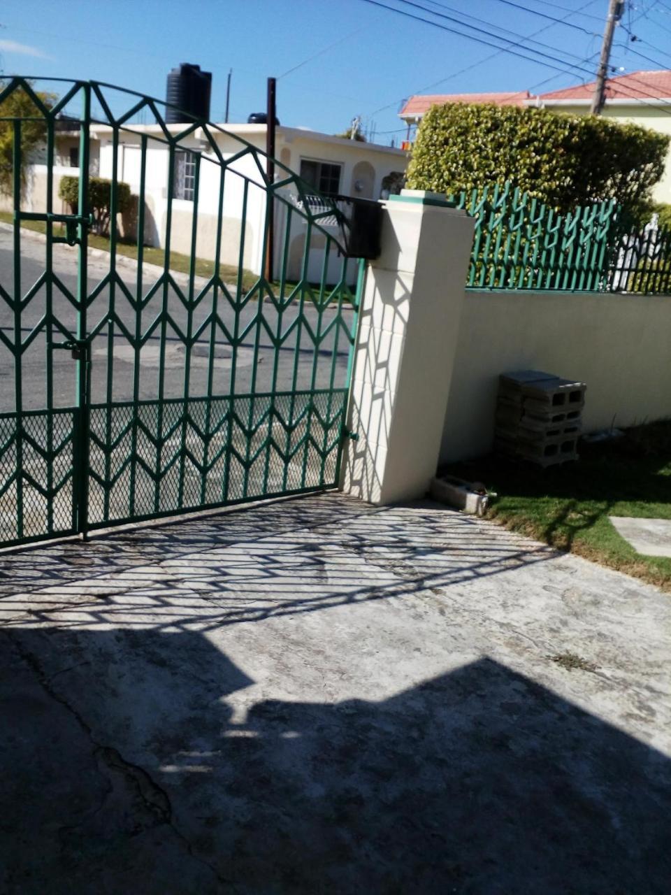 Cozy & Comfy Apartment Portmore Exterior photo